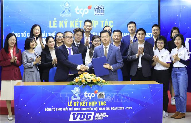 Trong ảnh: Bí thư Trung ương Đoàn Nguyễn Minh Triết và Tổng Giám đốc TCP Việt Nam Nguyễn Thanh Huân ký kết hợp tác trong giai đoạn 2023-2027. Ảnh: Minh Đức - TTXVN