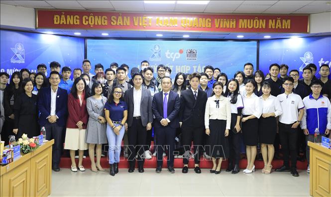 Trong ảnh: Các đại biểu Trung ương Hội Sinh viên Việt Nam, Công ty TCP Việt Nam trong lễ ký kết. Ảnh: Minh Đức - TTXVN