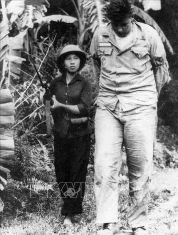 Tiến hành chiến tranh phá hoại bằng không quân và hải quân lần thứ nhất ra miền Bắc (1964-1968), Mỹ đã liên tiếp gặp thất bại nặng nề. Trong ảnh: Phi công Mỹ William Andrew Robinson bị bắt và được áp giải bởi nữ dân quân Nguyễn Thị Kim Lai khi máy bay bị bắn rơi tại thị trấn Hương Khê, tỉnh Hà Tĩnh, đêm 20/9/1965. Ảnh: Phan Thoan - TTXVN