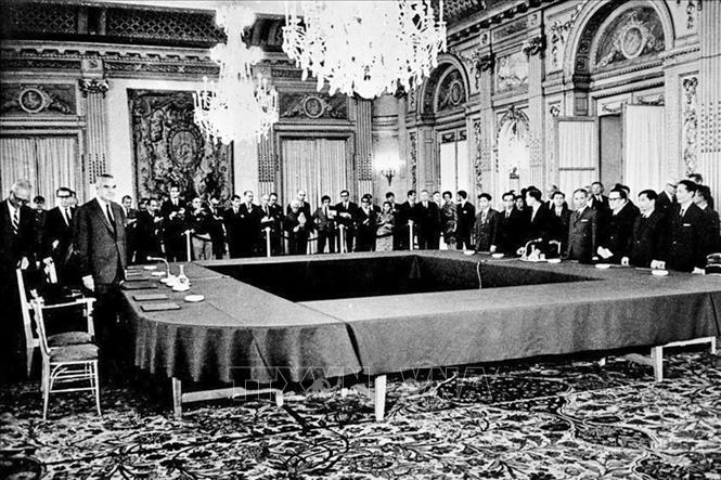 Ngày 13/5/1968, Hội nghị về hòa bình tại Việt Nam giữa hai bên: Việt Nam Dân chủ Cộng hoà và Mỹ khai mạc tại Paris. Cuộc chiến Việt Nam từ lúc đó tiến hành song song hai chiến tuyến: Trên mặt trận ngoại giao và trên mặt trận chiến trường. Ảnh: Tư liệu TTXVN