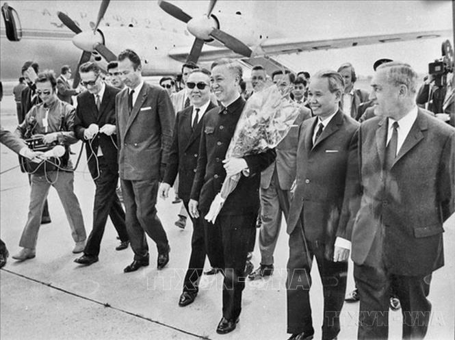 Ngày 3/6/1968, đông đảo các chính khách và kiều bào tại Paris (Pháp) ra sân bay Bretigny đón Bộ trưởng Xuân Thuỷ và đồng chí Lê Đức Thọ, Cố vấn đặc biệt của Đoàn đại biểu Chính phủ Việt Nam Dân chủ Cộng hòa đến dự Hội nghị Paris. Ảnh: Văn Lượng - TTXVN