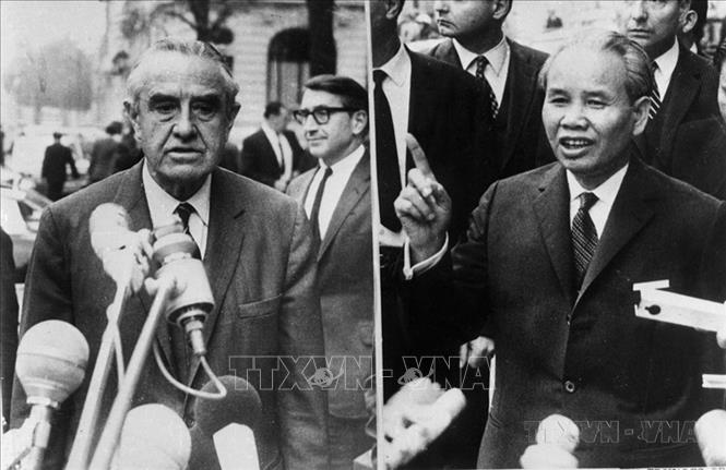 Bộ trưởng Xuân Thủy, Trưởng đoàn Chính phủ Việt Nam Dân chủ Cộng hòa (phải) và Trưởng đoàn Mỹ William Averell Harrimann tại cuộc họp báo sau Phiên thứ 27 Cuộc nói chuyện chính thức giữa đại diện Chính phủ VNDCCH và đại diện Chính phủ Mỹ ở Paris, ngày 23/10/1968. Ảnh: Tư liệu TTXVN