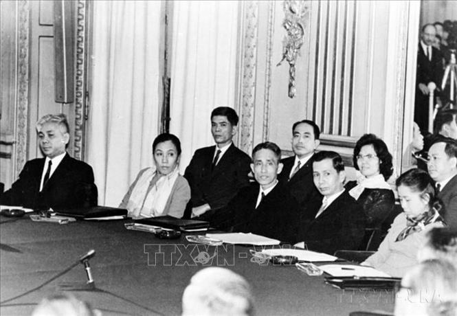 Ngày 25/1/1969, cuộc đàm phán về Hiệp định Paris chính thức bắt đầu. Trong ảnh: Đoàn đại biểu Mặt trận Dân tộc Giải phóng miền Nam Việt Nam (MTDTGPMNVN) do ông Trần Bửu Kiếm làm trưởng đoàn, bà Nguyễn Thị Bình và ông Trần Hoài Nam làm Phó trưởng đoàn, dự Hội nghị 4 bên Mỹ - Việt Nam Cộng hòa - Việt Nam Dân chủ Cộng hòa - MTDTGPMNVN, ngày 25/1/1969. Ảnh: TTXVN