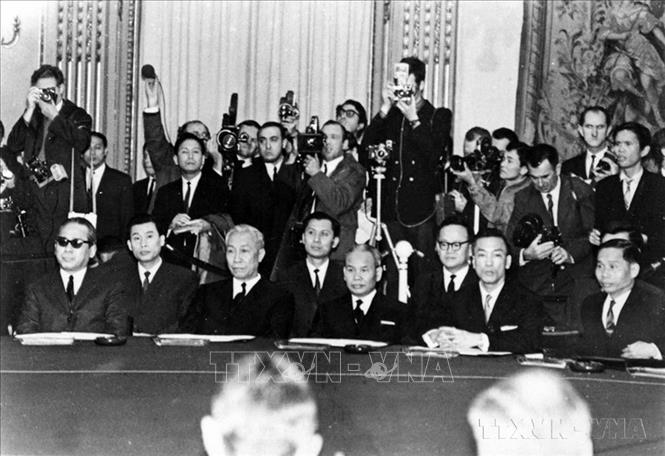 Ngày 25/1/1969, cuộc đàm phán về Hiệp định Paris chính thức bắt đầu. Trong ảnh: Đoàn đại biểu Việt Nam Dân chủ Cộng hòa, do Bộ trưởng Xuân Thủy làm trưởng đoàn, ông Lê Đức Thọ làm Cố vấn đặc biệt, tham dự phiên khai mạc Hội nghị bốn bên về Việt Nam. Ảnh: Tư liệu TTXVN