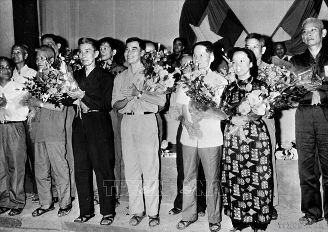 Chính phủ Cách mạng lâm thời Cộng hòa miền Nam Việt Nam trong buổi ra mắt, ngày 6/6/1969 tại vùng giải phóng Tây Ninh. Sự ra đời của CPCMLTCHMNVN, như một đối tác chính trị chính thức đại diện cho miền Nam Việt Nam, đã gây thêm áp lực trong vòng đàm phán Paris. Ảnh: TTXVN 