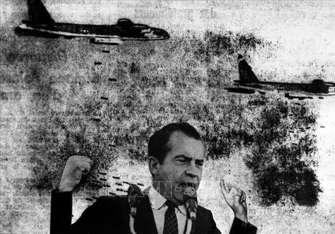 Sau gần 4 năm tìm mọi cách phá hoại cuộc thương lượng, đầu tháng 4/1972, Tổng thống Mỹ R.Nixon ra lệnh đánh phá trở lại miền Bắc Việt Nam với quy mô lớn hòng buộc nhân dân ta phải chấp nhận các điều kiện đàm phán trên thế mạnh của Mỹ. Ảnh: Tư liệu TTXVN