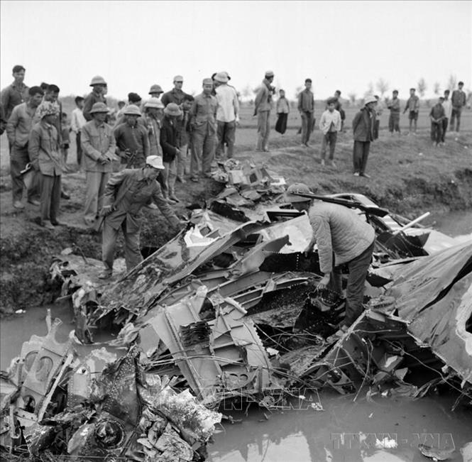 Chiếc máy bay B-52 đầu tiên bị Tiểu đoàn 59, Trung đoàn Tên lửa 261 bắn rơi trên cánh đồng Chuôm, xã Phù Lỗ, huyện Đông Anh (Hà Nội) vào 20 giờ 13 đêm 18/12/1972, trong chiến dịch 