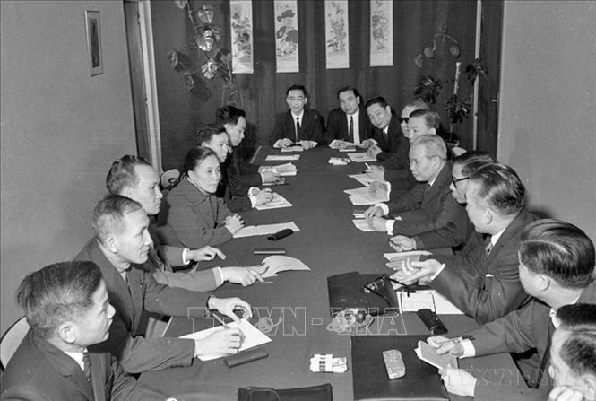 Ngày 2/2/1972, tại Hội nghị bốn bên, Bộ trưởng Nguyễn Thị Bình đã nói rõ thêm hai vấn đề then chốt trong lập trường Bẩy điểm đã đưa ra ngày 1/7/1971 của CPCMLTCHMNVN. Trong ảnh: Đoàn đại biểu Chính phủ Việt Nam Dân chủ Cộng hòa tại buổi làm việc với đoàn đại biểu Chính phủ Cách mạng lâm thời Cộng hòa miền Nam Việt Nam (Paris, 1/2/1972). Ảnh: Văn Lượng-TTXVN