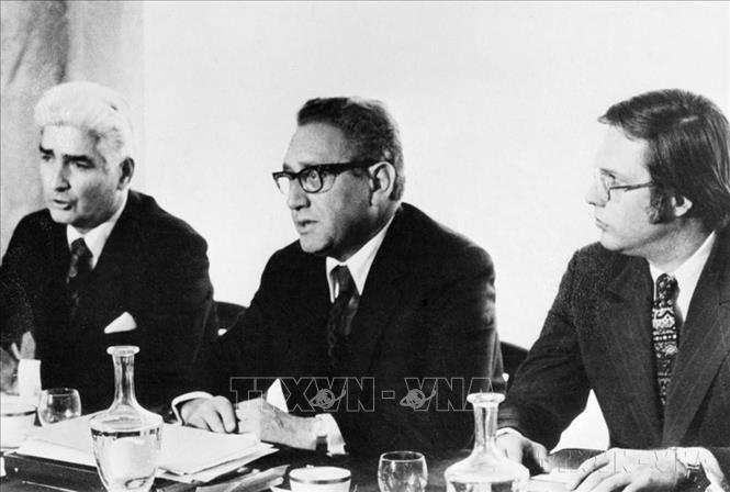 Sau thất bại của Mỹ trong đợt tập kích bằng không quân chiến lược vào Hà Nội 12 ngày đêm tháng 12/1972, ngày 8/1/1973, cuộc đấu tranh trên mặt trận ngoại giao đã ngã ngũ, phần thắng nghiêng về phía Việt Nam. Mỹ phải bỏ thái độ“thương lượng trên thế mạnh”. Trong ảnh: Cố vấn an ninh quốc gia Mỹ Henry Kissinger nói chuyện với Cố vấn đặc biệt Lê Đức Thọ tại Pháp, ngày 13/1/1973. Ảnh: TTXVN