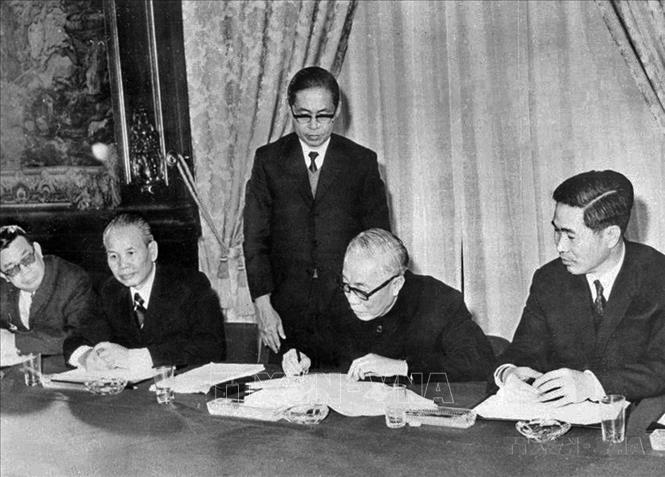 Cố vấn đặc biệt của Chính phủ Việt Nam Dân chủ Cộng hòa Lê Đức Thọ ký tắt Hiệp định về chấm dứt chiến tranh, lập lại hòa bình ở Việt Nam, tại Paris (Pháp) ngày 23/1/1973. Ảnh: TTXVN
