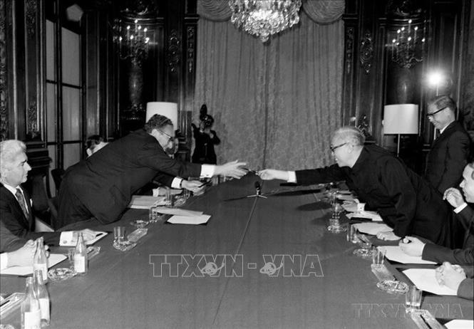 Cố vấn đặc biệt của Việt Nam Dân chủ Cộng hòa Lê Đức Thọ và Cố vấn an ninh quốc gia Mỹ Henry Kissinger trao tặng bút cho nhau sau khi ký tắt Hiệp định Paris về chấm dứt chiến tranh, lập lại hòa bình ở Việt Nam, tại Paris, ngày 23/1/1973. Ảnh: TTXVN
