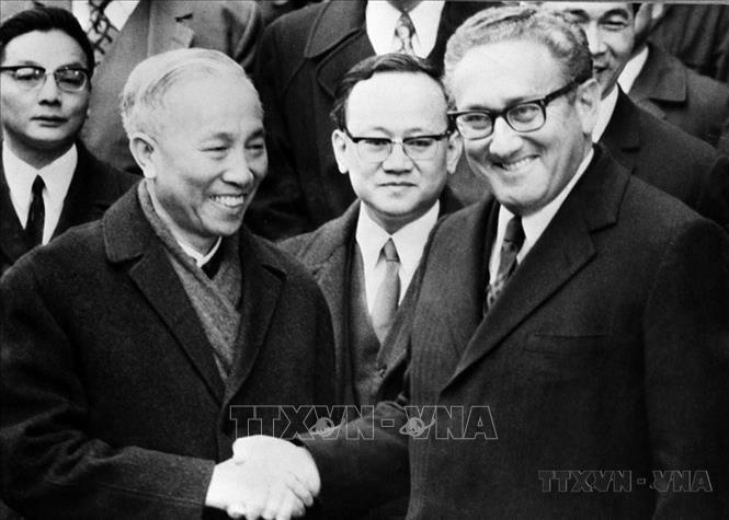 Cố vấn đặc biệt của Chính phủ Việt Nam Dân chủ Cộng hòa Lê Đức Thọ và Cố vấn an ninh quốc gia Mỹ Henry Kissinger bắt tay nhau sau lễ ký tắt Hiệp định Paris về chấm dứt chiến tranh, lập lại hòa bình ở Việt Nam, tại Paris, ngày 23/1/1973. Ảnh: Tư liệu TTXVN