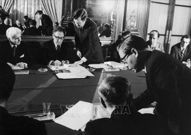 Ngày 23/1/1973, Cố vấn đặc biệt của Chính phủ Việt Nam Dân chủ Cộng hòa Lê Đức Thọ và Cố vấn an ninh quốc gia Mỹ Henry Kissinger đặt bút ký tắt, phê chuẩn bản Hiệp định về chấm dứt chiến tranh, lập lại hòa bình ở Việt Nam, tại Trung tâm Hội nghị quốc tế ở Paris (Pháp). Ảnh: Tư liệu quốc tế/TTXVN phát