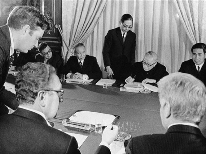 Ngày 23/1/1973, Cố vấn đặc biệt của Đoàn đại biểu Chính phủ Việt Nam Dân chủ Cộng hòa Lê Đức Thọ và Cố vấn an ninh quốc gia Mỹ Henry Kissinger đặt bút ký tắt, phê chuẩn bản Hiệp định về chấm dứt chiến tranh, lập lại hòa bình ở Việt Nam, tại Paris (Pháp). Ảnh: Tư liệu quốc tế/TTXVN phát