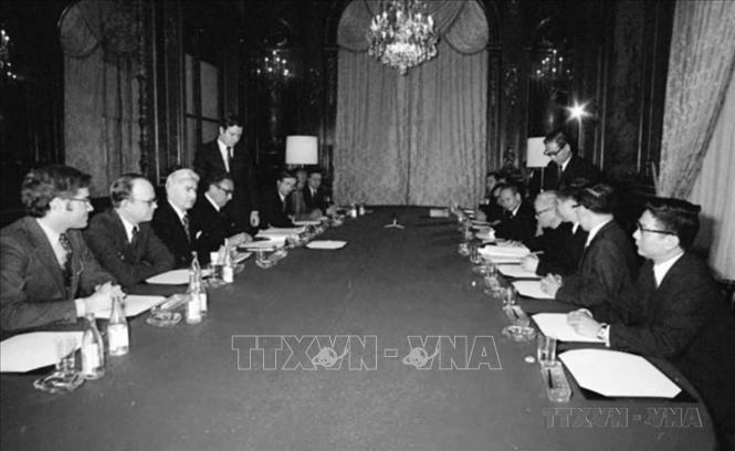 Ngày 23/1/1973, Cố vấn đặc biệt của Đoàn đại biểu Chính phủ Việt Nam Dân chủ Cộng hòa Lê Đức Thọ và Cố vấn an ninh quốc gia Mỹ Henry Kissinger đặt bút ký tắt, phê chuẩn bản Hiệp định về chấm dứt chiến tranh, lập lại hòa bình ở Việt Nam, tại Paris (Pháp). Ảnh: Tư liệu quốc tế/TTXVN phát