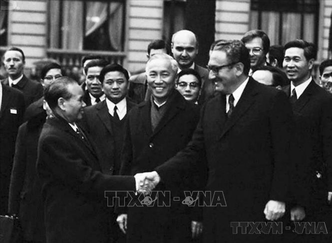 Bộ trưởng Xuân Thuỷ bắt tay Cố vấn an ninh quốc gia Mỹ Henry Kissinger sau buổi họp báo về ký tắt Hiệp định Paris chấm dứt chiến tranh, lập lại hòa bình ở Việt Nam, tại Trung tâm Hội nghị quốc tế ở Paris (Pháp), ngày 23/1/1973. Ảnh: Tư liệu quốc tế/TTXVN phát