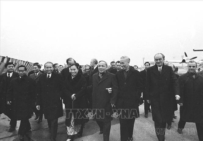 Đoàn đại biểu Chính phủ Việt Nam Dân chủ Cộng hòa và Chính phủ CMLTCHMNVN đến Paris ngày 25/1/1973 để ký chính thức Hiệp định về chấm dứt chiến tranh, lập lại hòa bình ở Việt Nam vào ngày 27/1. Ảnh: Lâm Hồng - TTXVN