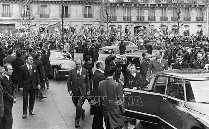 Bộ trưởng Ngoại giao Chính phủ Cách mạng lâm thời Cộng hòa miền Nam Việt Nam Nguyễn Thị Bình đến Trung tâm Hội nghị quốc tế ở thủ đô Paris để ký Hiệp định Paris, ngày 27/1/1973. Ảnh: Tư liệu quốc tế/TTXVN phát