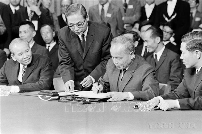 Phó Thủ tướng, Bộ trưởng Ngoại giao Chính phủ Việt Nam Dân chủ Cộng hòa Nguyễn Duy Trinh ký Hiệp định Paris về chấm dứt chiến tranh, lập lại hòa bình ở Việt Nam, ngày 27/1/1973, tại Trung tâm Hội nghị quốc tế ở thủ đô Paris (Pháp). Ảnh: Văn Lượng - TTXVN