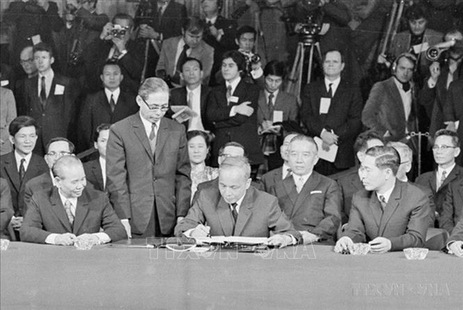 Phó Thủ tướng, Bộ trưởng Ngoại giao Chính phủ Việt Nam Dân chủ Cộng hòa Nguyễn Duy Trinh ký Hiệp định Paris về chấm dứt chiến tranh, lập lại hòa bình ở Việt Nam, ngày 27/1/1973, tại Trung tâm Hội nghị quốc tế ở thủ đô Paris (Pháp). Ảnh: Văn Lượng - TTXVN