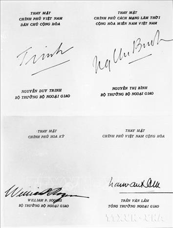 Chữ ký của bốn bên trong văn kiện Hiệp định Paris về chấm dứt chiến tranh, lập lại hòa bình ở Việt Nam (Paris, 27/1/1973). Ảnh: Tư liệu TTXVN