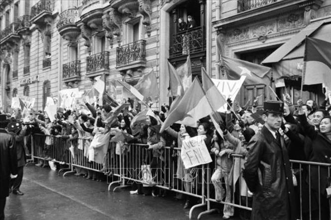 Đông đảo kiều bào và bạn bè quốc tế ủng hộ Việt Nam tập trung, vẫy cờ bên ngoài Trung tâm Hội nghị quốc tế ở Paris, chào mừng chiến thắng lịch sử của Hiệp định Paris, ngày 27/1/1973. Ảnh: Tư liệu quốc tế/TTXVN phát