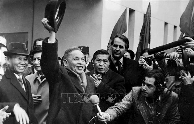 Phó Thủ tướng, Bộ trưởng Ngoại giao Việt Nam Dân chủ Cộng hòa Nguyễn Duy Trinh gặp gỡ báo chí sau khi ký kết Hiệp định Paris, ngày 27/1/1973. Ảnh: Tư liệu quốc tế/TTXVN phát