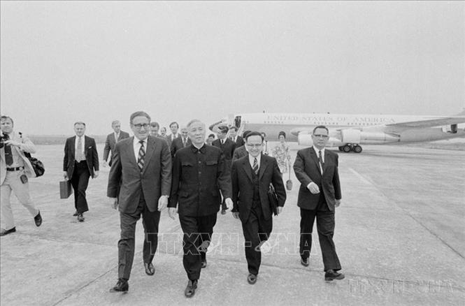 Cố vấn đặc biệt Lê Đức Thọ đón Cố vấn an ninh quốc gia Mỹ Henry Kissinger tại sân bay Gia Lâm trong chuyến đi đến Hà Nội để thảo luận việc thi hành Hiệp định Paris (10/2/1973). Ảnh: TTXVN