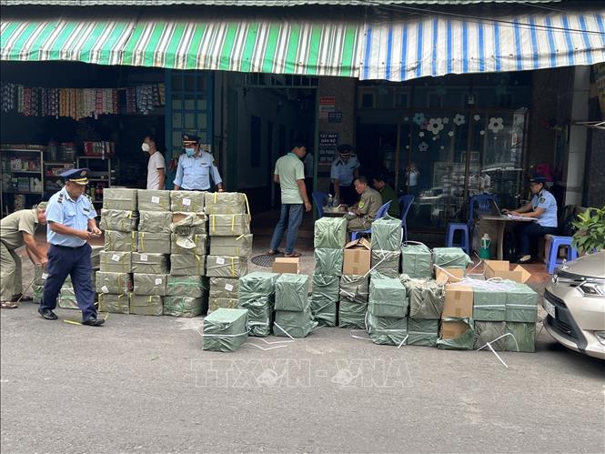 Trong ảnh: Lực lượng chức năng tiến hành thu giữ các hàng hóa không rõ nguồn gốc tại kho hàng ở số 32/32 đường D1, khu phố Thống Nhất 1, phường Dĩ An, thành phố Dĩ An. Ảnh: TTXVN phát