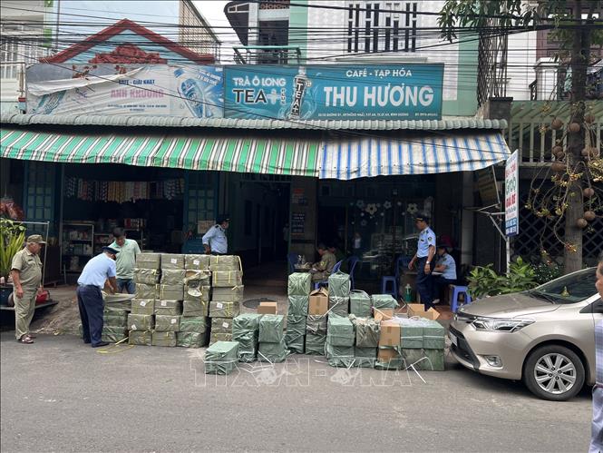 Trong ảnh: Lực lượng chức năng tiến hành thu giữ các hàng hóa không rõ nguồn gốc tại kho hàng ở số 32/32 đường D1, khu phố Thống Nhất 1, phường Dĩ An, thành phố Dĩ An. Ảnh: TTXVN phát