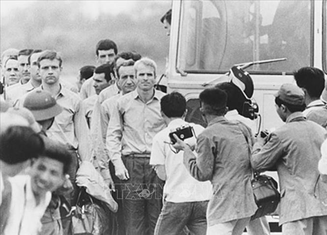 Phi công Mỹ John McCain (đi đầu) trong đoàn 108 tù binh chiến tranh được Việt Nam Dân chủ Cộng hòa trao trả cho phía Mỹ, ngày 14/3/1973, tại sân bay Gia Lâm, Hà Nội. Ảnh: Tư liệu/TTXVN phát