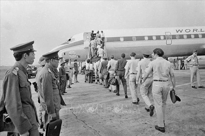 Thực thi Hiệp định Paris, lính Mỹ lên máy bay rút khỏi miền Nam Việt Nam dưới sự giám sát của Quân đội Việt Nam Dân chủ Cộng hoà và quân Giải phóng, tại sân bay Tân Sơn Nhất, ngày 19/3/1973. Ảnh: Hứa Kiểm – TTXVN