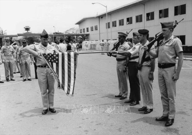 Thực thi Hiệp định Paris, ngày 29/3/1973, Bộ Chỉ huy viện trợ quân sự Mỹ (MACV) tại Sài Gòn làm lễ cuốn cờ, chính thức chấm dứt 11 năm hoạt động. Ảnh: Tư liệu quốc tế/TTXVN phát