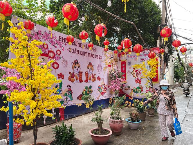 Trong ảnh: Hẻm 353 đường Phạm Ngũ Lão (Quận 1) đã khoác lên mình một diện mạo mới để đón Tết. Ảnh: Thu Hương - TTXVN