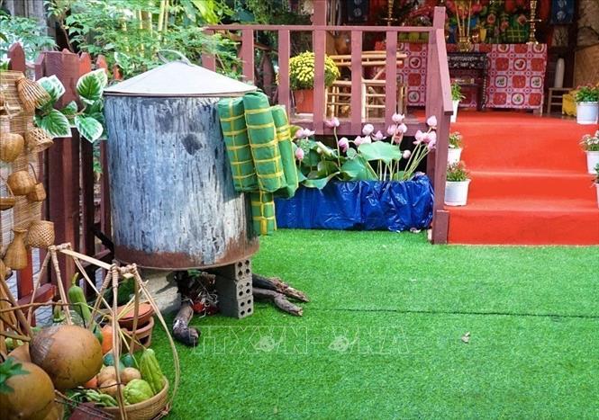 Trong ảnh: Một số tiểu cảnh ngày Tết thân thuộc được tái hiện tại khu chung cư 47-57 Nguyễn Thái Bình (Quận 1). Ảnh: Thu Hương - TTXVN