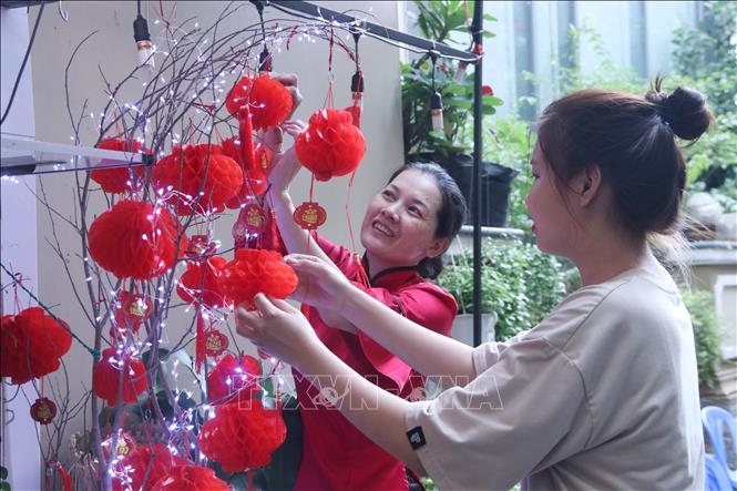 Trong ảnh: Người dân tại hẻm 89 Hàm Nghi (Quận 1) tất bật trang trí nhà cửa khi Tết cận kề. Ảnh: Thu Hương - TTXVN