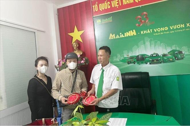 Tài xế Lê Trung Dũng trả lại 1,8 cây vàng cho hành khách để quên. Ảnh: TTXVN phát