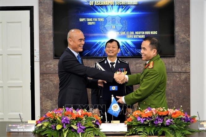 Thượng tá Nguyễn Hữu Ngọc, đại diện lực lượng Cảnh sát Việt Nam nhận bàn giao nhiệm vụ Giám đốc phụ trách Kế hoạch và Chương trình của Ban thư ký ASEANAPOL. Ảnh: Mạnh Tuân - PV TTXVN tại Malaysia