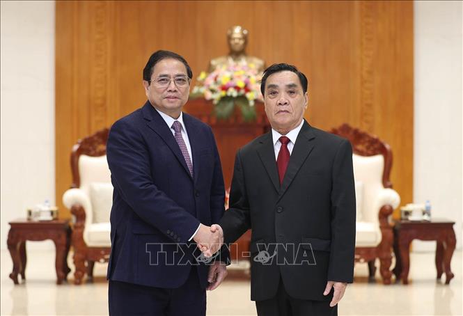 Thủ tướng Phạm Minh Chính thăm đồng chí Thongsing Thammavong, nguyên Thủ tướng nước CHDCND Lào. Ảnh: Dương Giang-TTXVN