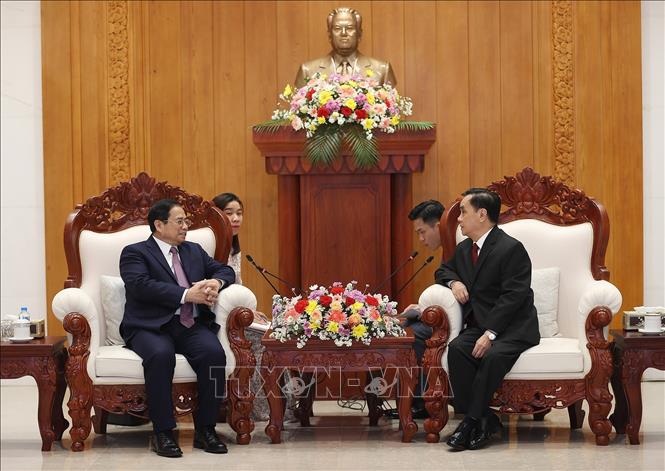 Thủ tướng Phạm Minh Chính thăm đồng chí Thongsing Thammavong, nguyên Thủ tướng nước CHDCND Lào. Ảnh: Dương Giang-TTXVN