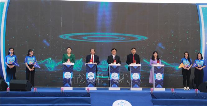 Đại diện lãnh đạo Ủy ban nhân dân tỉnh Khánh Hòa và đơn vị đồng hành cùng bấm nút phát động chương trình “Người dân Khánh Hòa nói tiếng Anh”. Ảnh: Phan Sáu - TTXVN