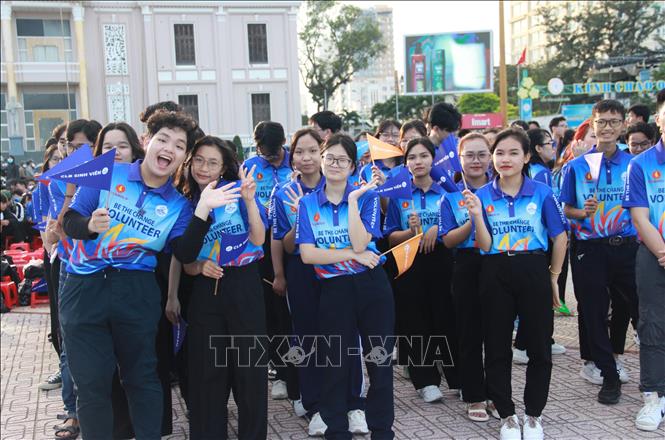 Tình nguyện viên tham gia các câu lạc bộ “Người dân Khánh Hòa nói tiếng Anh” hào hứng tại lễ phát động. Ảnh: Phan Sáu - TTXVN