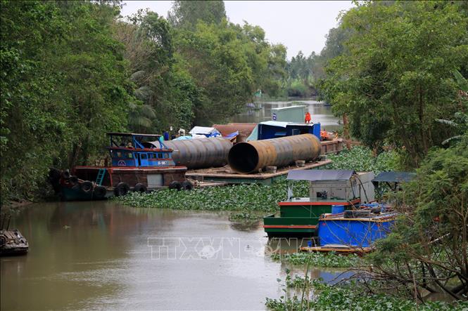Một số thiết bị phục vụ công tác cứu hộ được chở đến khu vực gần hiện trường. Ảnh: Nhựt An - TTXVN