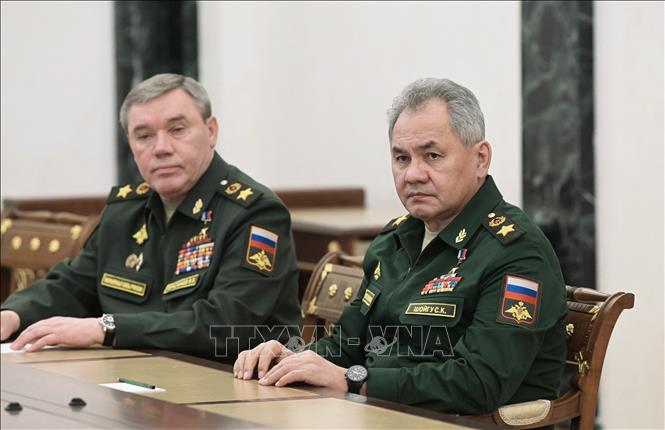 Bộ trưởng Quốc phòng Nga Sergei Shoigu (phải) và Tổng Tham mưu trưởng Quân đội, Tướng Valery Gerasimov trong cuộc họp ở Moscow ngày 27/2/2022. Ảnh: AFP/TTXVN
