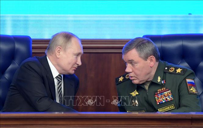 Tổng thống Nga Vladimir Putin (trái) nghe báo cáo từ Tướng Valery Gerasimov, Tổng Tham mưu trưởng Quân đội, trong cuộc họp với Ban Lãnh đạo Bộ Quốc phòng ở Moscow ngày 21/12/2021. Ảnh: AFP/TTXVN