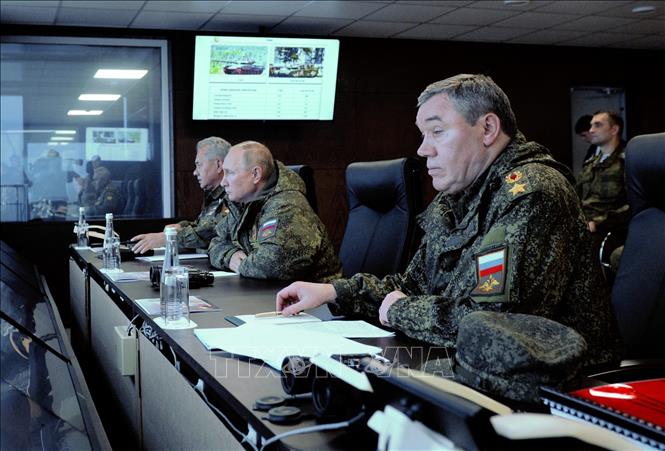 Tướng Valery Gerasimov (phải), Tổng Tham mưu trưởng Quân đội Nga, tại cuộc họp của Ban Lãnh đạo Bộ Quốc phòng ở Moscow ngày 21/12/2022. Ảnh: AFP/TTXVN