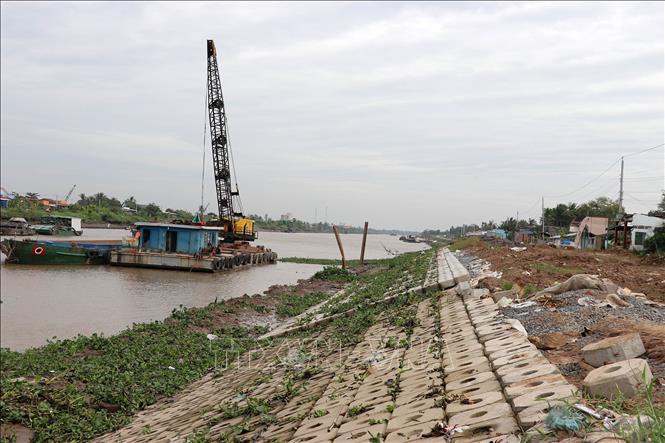 Trong ảnh: Nhà thầu vẫn đang hối hả thi công trước khi nghỉ Tết. Ảnh: Hữu Chí - TTXVN