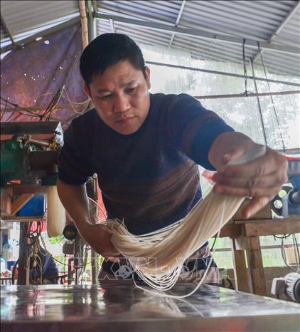 Trong ảnh: Những mẻ bún mới ra lò được xếp phẳng phiu, cắt những phần dư thừa. Ảnh: Nam Thái - TTXVN