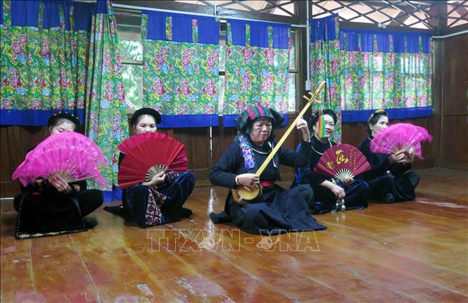 Một nghi thức thực hành Then do Câu lạc bộ hát Then đàn tính Thái Nguyên thực hiện. Ảnh: Quân Trang-TTXVN