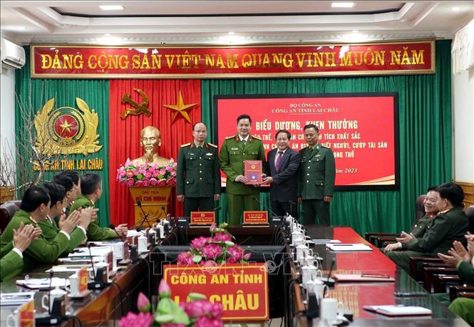 Trong ảnh: Phó Chủ tịch Thường trực UBND tỉnh Lai Châu Tống Thanh Hải khen thưởng, biểu dương các tập thể, cá nhân có thành tích xuất sắc trong đấu tranh chuyên án 0123G. Ảnh: Quý Trung – TTXVN